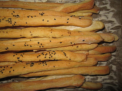 grissini, pane, aste, infornare, pasticcini da sgranocchiare, sgranocchiare, pasticcini, fragranza, frisch, cibo e bevande, cibo, freschezza, natura morta, nessuno, in casa, mangiare sano, avvicinamento, benessere, grande gruppo di oggetti, di fila, abbondanza, vista dall'alto, preparazione, cibo crudo, pila, gruppo di oggetti, al forno, pronto a mangiare, tavolo, teglia, dieta, 4K, CC0, dominio pubblico, privo di copyright