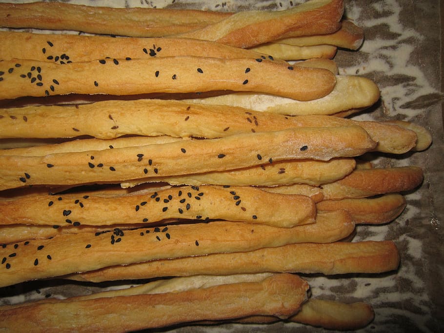 grissini, chléb, pruty, upéct, pečivo, okusovat, vůně, frisch, jídlo a pití, jídlo, svěžest, stálý život, nikdo, uvnitř, Zdravé stravování, detail, blahobyt, velká skupina objektů, v řadě, hojnost, vysoký úhel pohledu, příprava, syrové potraviny, zásobník, skupina objektů, pečený, připraven jíst, stůl, pečící papír, diety, 4K