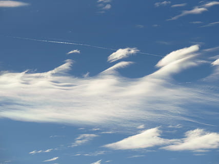 Himmel, Wolken, Blau, Wolke, Kondensstreifen, klar, sonnig, wunderschönen, warm, Cirrus, federwolke, Sägezahn, Sägezahnmuster, Muster, wolke - himmel, Schönheit in der Natur, Flachwinkelansicht, Ruhe, Szenen - Natur, Natur, keine Leute, Tag, ruhige Szene, weiße Farbe, idyllisch, draußen, Hintergründe, Umgebung, Sonnenlicht, Nicht-städtische Szene, Meteorologie, wispy, 4K, CC0, gemeinfrei, lizenzfrei