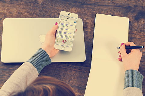 kvinde, bedrift, sølv iphone 6, sort, kuglepen, kontor, noter, notesblok, iværksætter, forretningskvinde, udøvende, forretning, professionel, vellykket, sekretær, arbejdsgiver, tidsplan, mac, macbook, skrivning, fyldepen, pen, iphone, iphone6, kontor folk, regnskab, skrivebord, job, arbejdsplads, trådløs teknologi, menneskelig kropsdel, indendørs, meddelelse, bord, direkte over, menneskelig hånd, høj vinkel visning, en person, forbindelse, digital tablet, hånd, papir, voksen, teknologi, computer, træ - materiale, skærm, 4K, CC0, offentligt domæne, royaltyfrie