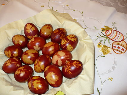 de lente, Pasen, Paas eieren, voedsel, eten en drinken, binnenshuis, gezond eten, stilleven, hoge hoekmening, tafel, versheid, geen mensen, textiel, welzijn, fruit, recht boven, detailopname, meubilair, bord, bed, interieur, tafelkleed, grote groep objecten, 2K, CC0, publiek domein, royaltyvrij