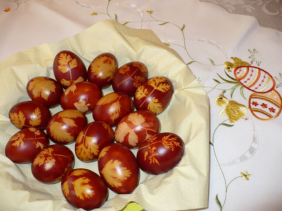 de lente, Pasen, Paas eieren, voedsel, eten en drinken, binnenshuis, gezond eten, stilleven, hoge hoekmening, tafel, versheid, geen mensen, textiel, welzijn, fruit, recht boven, detailopname, meubilair, bord, bed, interieur, tafelkleed, grote groep objecten, 2K