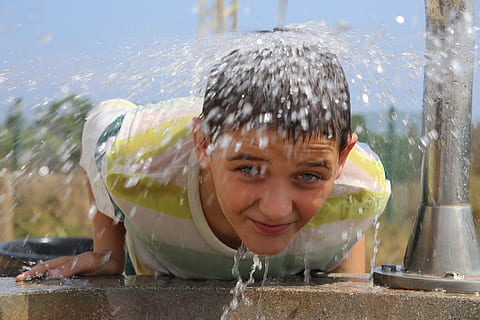 water, kind, bron, spellen, nat, portret, hoofdschot, kijkend naar de camera, kinderjaren, glimlachen, geluk, een persoon, vooraanzicht, mannetjes, dag, natuur, nakomelingen, jongens, emotie, buitenshuis, nat haar, onschuld, menselijk gezicht, 5K, CC0, publiek domein, royaltyvrij