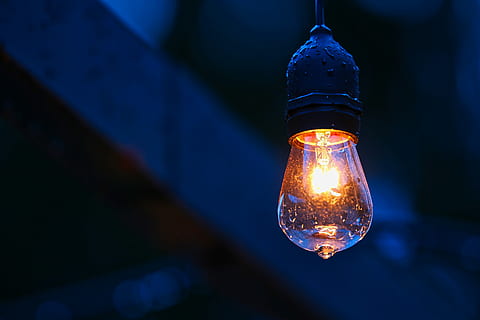 foto, lampadina, trasformato, nero, candela, fiamma, ardente, lanterna, blu, attrezzatura per l'illuminazione, illuminato, vetro - materiale, filamento, singolo oggetto, elettricità, raggiante, luce elettrica, avvicinamento, luce, concentrarsi sulle conoscenze acquisite, nessuno, buio, combustibile e produzione di energia, luce - fenomeno naturale, trasparente, tecnologia, lampada elettrica, sfondo nero, Alimentazione elettrica, materiale elettrico, 5K, CC0, dominio pubblico, privo di copyright