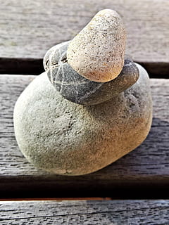 varde, Brun, træplank, sten, rullesten, stak, sten tårn, balance, natur, erindringer, samleobjekter, souvenirs, stablet sammen, tålmodighed, lempelse, dekoration, ingen mennesker, bord, sten - objekt, tæt på, træ - materiale, solid, stilleben, fokus på forgrunden, sten-, klippe, udendørs, tekstureret, dag, rock-objekt, velvære, Kunst og håndværk, 2K, CC0, offentligt domæne, royaltyfrie