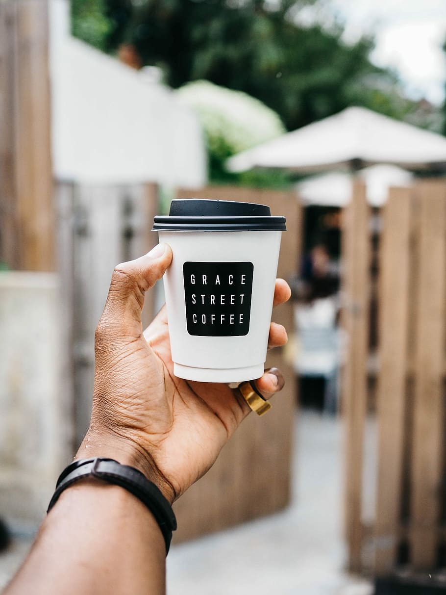person, bedrift, hvid, sort, plastik kop, Grace Street Coffee Cup, coffeeshop, kaffe, drikke, latte, Port, menneskelig hånd, hånd, menneskelig kropsdel, fokus på forgrunden, en person, teknologi, meddelelse, trådløs teknologi, bærbar informationsenhed, smart telefon, livsstil, voksen, fotografering temaer, tæt på, dag, rigtige mennesker, nummer, udendørs, finger, 4K
