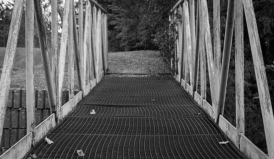 Graustufenfoto, Beton, Brücke, Pfad, Geländer, Risiko, Atmosphäre, die Architektur, Gebäude, Reise, langer Weg, Entfernung, Hobby, Umzug, Industrie, Produktion, produzieren, Investoren, Arbeit, die Idee von, Technologie, Innovation, Straße, Stadt, Gehen, Aktion, Lauf, Metall, Eisen, stehlen, Gitter, die Sicherheit der, Struktur, Metallkonstruktion, Brücke - künstliche Struktur, Natur, Schwarz und weiß, Richtung, der Weg nach vorn, keine Leute, gebaute Struktur, Tag, Wald, Baum, Fußweg, Pflanze, draußen, Land, leeren, Verbindung, abnehmende Perspektive, eng, lange, 5K, CC0, gemeinfrei, lizenzfrei