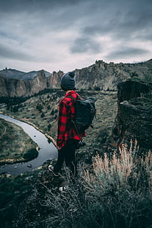 Person, Stehen, Cliff, Mann, rot, schwarz, Plaid, Smokinghemd, oben, Berg, tagsüber, Rucksack, Backpacker, Mütze, gesichtslos, Smith Rock, Wald, Baum, Ansicht von oben, rotes Shirt, Fluss, Flusskurve, clif, Natur, draußen, erkunden, echte Menschen, eine Person, Himmel, Lebensstile, Schönheit in der Natur, Rückansicht, Freizeitbeschäftigung, Wandern, wolke - himmel, in voller Länge, Abenteuer, Aktivität, Nicht-städtische Szene, Szenen - Natur, Rock, Blick auf Ansicht, 5K, CC0, gemeinfrei, lizenzfrei