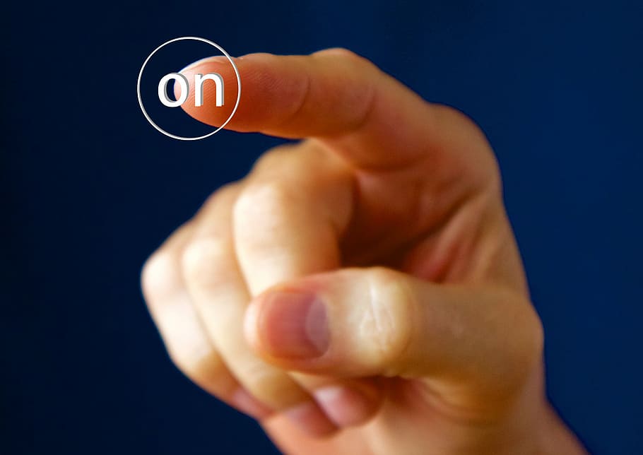 mà dreta humana, mà, dit, botó, interruptor, a, mà humana, dit humà, part del cos humà, una persona, part del cos, tir de l'estudi, fons de colors, primer pla, a l'interior, celebració, adult, blau, sol objecte, salut i medicina, control, comunicació, fons blau, 1080P