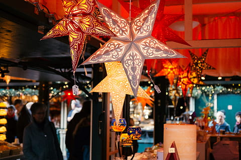 julestjerner, marked, jul, stjerner, Andet, nat, mennesker, redaktionelle, markedsbod, rejsemål, kulturer, Asien, belyst, fest, dekoration, tilfældige mennesker, fokus på forgrunden, detail, gruppe af mennesker, forretning, menneskemængde, Kvinder, arkitektur, stor gruppe mennesker, by, rigtige mennesker, belysningsudstyr, voksen, stjerne form, handle ind, udendørs, julemarked, gademarked, 4K, CC0, offentligt domæne, royaltyfrie