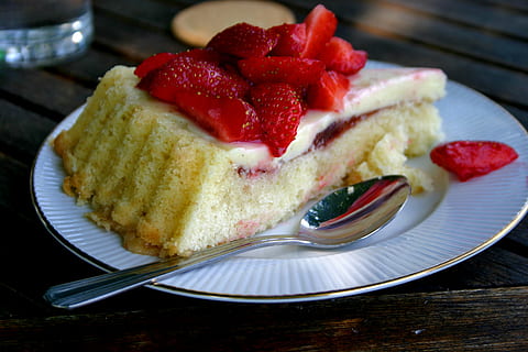 rehat kopi, kue, stroberi, pencuci mulut, makanan, buah, gourmet, piring, makanan manis, kue-kue, kesegaran, dipanggang, toko roti, makanan dan minuman, manis, buah berry, kesenangan, siap untuk dimakan, godaan, merapatkan, dalam ruangan, masih hidup, meja, makan sehat, tidak ada orang, potongan kue, kue keju, sarapan, kue buah, tart - hidangan penutup, 2K, CC0, domain publik, bebas royalti