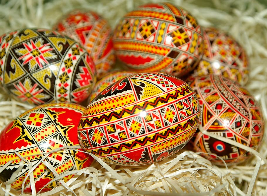 ous de pasqua negre i groc ataronjat, romania, ous de Pasqua, ous pintats, palla, Pasqua, cultures, decoració, multicolor, ornamentat, fons, celebració, patró, art i artesania, cap gent, primer pla, festa, artesania, centrar-se en primer pla, esdeveniment, enfocament selectiu, creativitat, natura morta, religió, a l'interior, grup d'objectes, 2K
