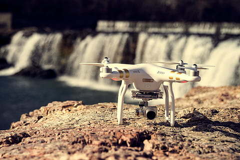 hvid, guld dji, fantom, quadrokopter, guld, dji phantom, natur, industri, udendørs, maskineri, ingen mennesker, teknologi, flyvende, militær, futuristisk, fotografering temaer, selektiv fokusering, drone, overvågning, dag, legetøj, tæt på, sollys, kamera - fotografisk udstyr, vand, transportmidler, bevægelse, fokus på forgrunden, jord, 5K, CC0, offentligt domæne, royaltyfrie
