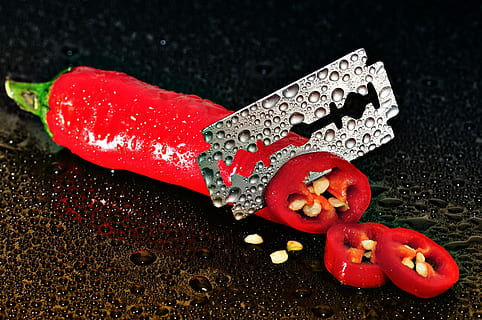 espada, cortar, chile, pepperoni, rojo, agudo, cuchillo, cuchilla de afeitar, mojado, comida, vegetal, frescura, especia, comida y bebida, naturaleza muerta, de cerca, nadie, adentro, bienestar, alimentación saludable, Fruta, pimienta, mesa, foto de estudio, comida dulce, listo para comer, vista de alto ángulo, fondo negro, 4K, CC0, dominio público, libre de derechos