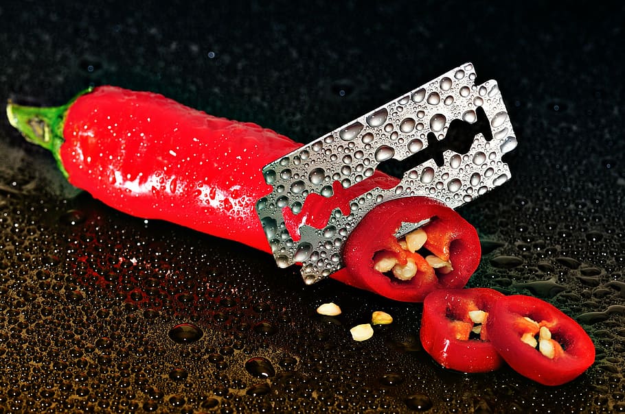 fulla, tallar, Xile, pepperoni, vermell, agut, ganivet, fulla d'afaitar, humit, menjar, vegetals, frescor, espècia, menjar i beguda, natura morta, primer pla, cap gent, a l'interior, benestar, alimentació saludable, fruita, pebre, taula, tir de l'estudi, menjar dolç, llest per menjar, vista d’angle alt, fons negre, 4K