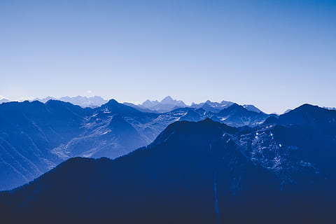 Antenne, Fotografie, Berge, Aussicht, schwarz, Berg, tagsüber, Angebot, Grat, Blau, Schicht, Gradient, Bergtapete, Naturtapete, Natur, Tapete, blauer Farbverlauf, blauer Berg, Gebirgssteigung, Gebirge, Himmel, Szenen - Natur, Schönheit in der Natur, Umgebung, Schnee, Winter, Landschaft, kalte Temperatur, klarer Himmel, Ruhe, keine Leute, ruhige Szene, schneebedeckter Berg, Gipfel, Land, draußen, Bergrücken, 4K, CC0, gemeinfrei, lizenzfrei