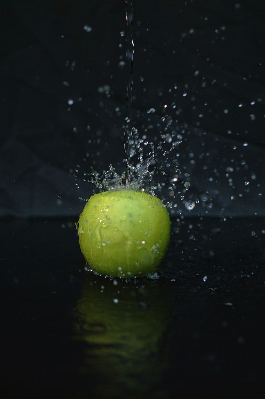 verd, poma, fotografia d'aigua, poma verda, aigua, fotografia, tirar, negre, severitat, gotes, gotes d'aigua, splash, aigua transparent, detall, frescor, menjar, humit, fruita, naturalesa, esquitxades, primer pla, color verd, tir de l'estudi, moviment, cap gent, menjar i beguda, alimentació saludable, benestar, a l'interior, caient, fons negre, puresa, 2K