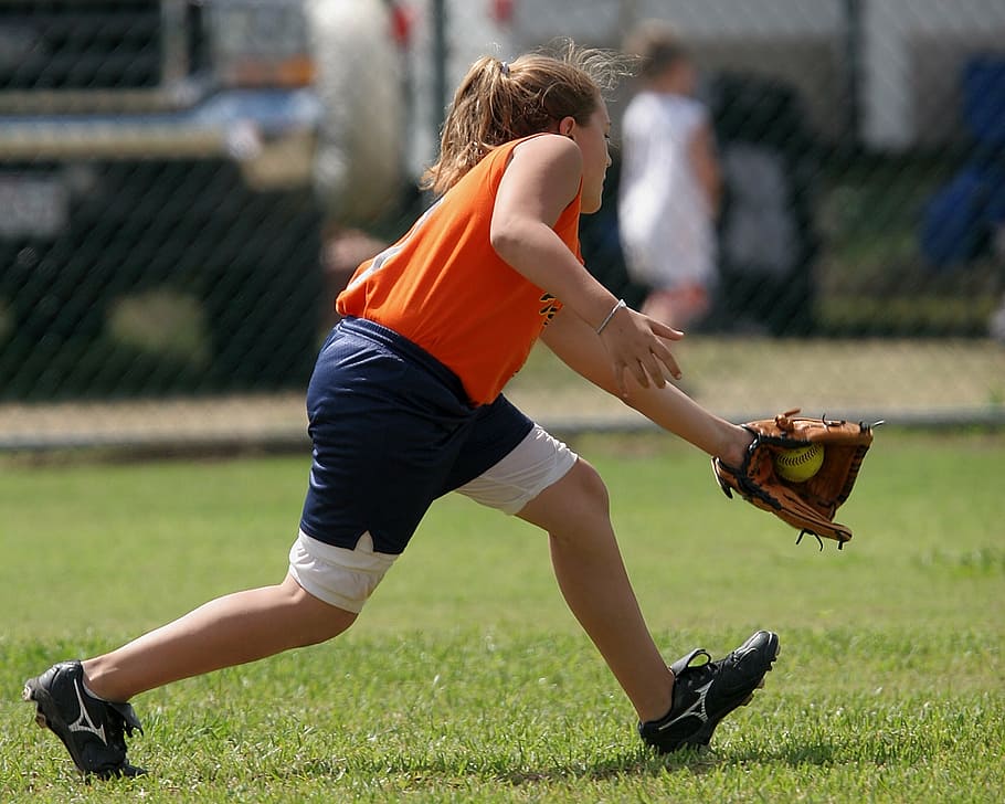softbol, jugador, captura, campió, femella, joc, camp extern, tarda, atlètic, atleta, herba, estadi de ball, competició, competidor, esport, parc, jugar, passatemps, noia, guant, pilota, captura corrent, estils de vida, una persona, moviment, nen, activitat d'oci, persones reals, jugant, activitat, corrent, dones, infància, longitud completa, cistella, cabell ros, roba, centrar-se en primer pla, adolescent, 2K