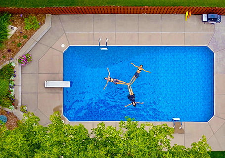 aerian, fotografie, Trei, femei, plutitor, piscină, formare, elice, link picioare, timpul zilei, înot, curte, trifecta, sportiv, albastru, natură, lungime totală, piscina, la mijlocul-aer, vedere în unghi mare, zi, plantă, apă, jumping, Activitatea de agrement, în aer liber, arhitectură, oameni, oameni adevărați, calificare, fata sau curtea din spate, stiluri de viață, 1080P, CC0, domeniu public, fără drepturi de autor