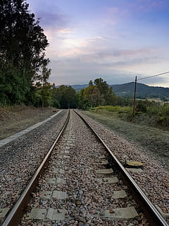 percorso, treno, attraverso, destinazione, ferrovia, sentiero, treno, cielo, nuvole, tramonto, viaggio, rotaie, percorsi, mezzi di trasporto, trasporto ferroviario, la strada davanti, nuvola - cielo, albero, traccia, prospettiva decrescente, direzione, punto di fuga, pianta, natura, nessuno, scena non urbana, scena tranquilla, scenics - natura, giorno, la tranquillità, all'aperto, ghiaia, parallelo, lungo, 2K, CC0, dominio pubblico, privo di copyright