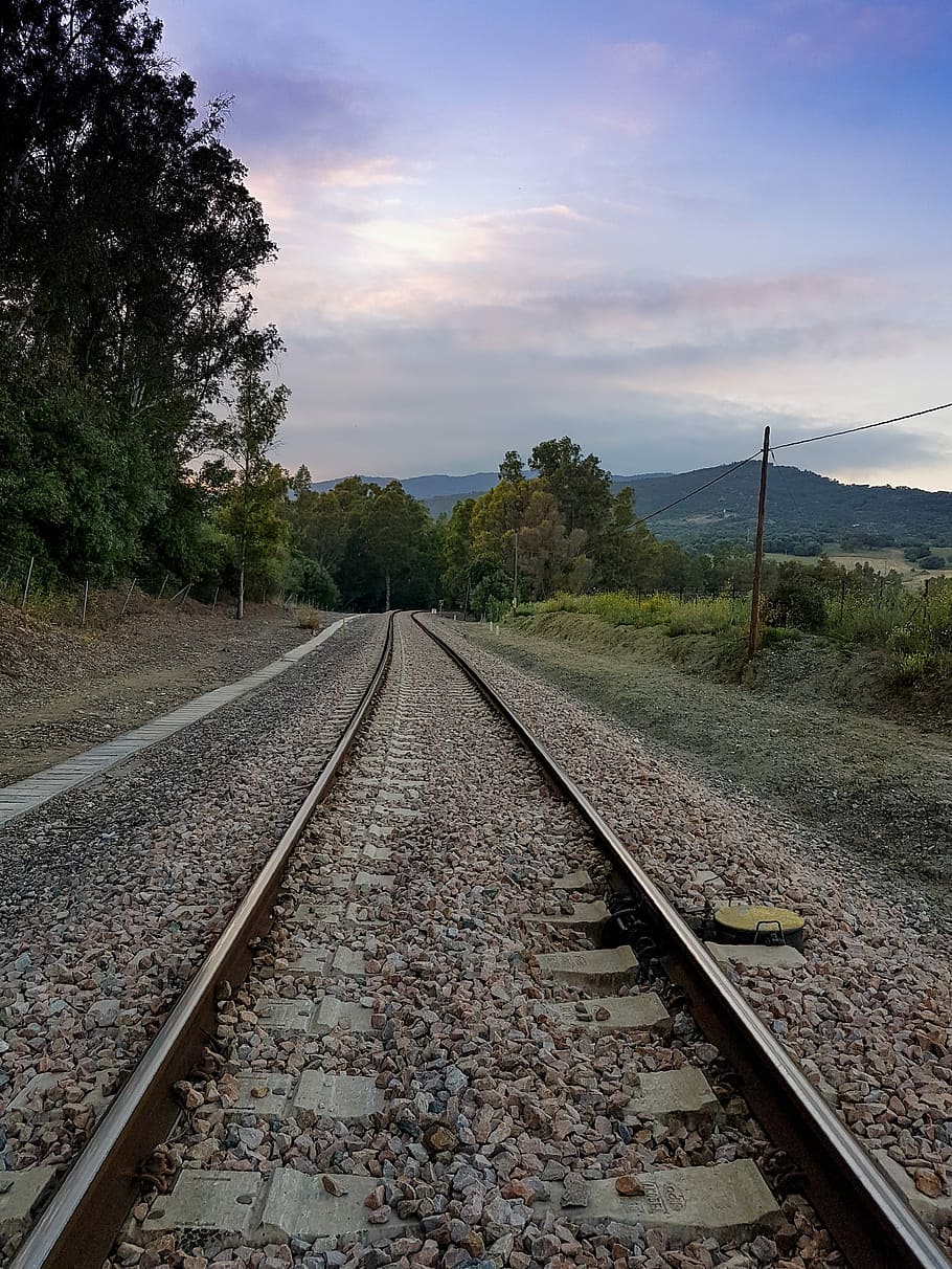 percorso, treno, attraverso, destinazione, ferrovia, sentiero, treno, cielo, nuvole, tramonto, viaggio, rotaie, percorsi, mezzi di trasporto, trasporto ferroviario, la strada davanti, nuvola - cielo, albero, traccia, prospettiva decrescente, direzione, punto di fuga, pianta, natura, nessuno, scena non urbana, scena tranquilla, scenics - natura, giorno, la tranquillità, all'aperto, ghiaia, parallelo, lungo, 2K