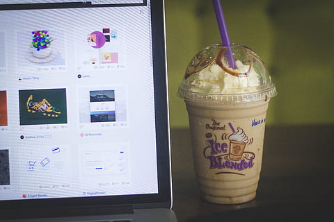 Laptop, Apfel, MacBook, Computer, Browser, Forschung, Studie, Schule, Geschäft, Arbeit, Schreibtisch, Getränk, Essen und Trinken, Lebensmittel, Strohhalm, Erfrischung, Stroh, Wegwerf, Milchprodukt, Wegwerfbecher, Haushaltsausstattung, drinnen, Milch, kaltes Getränk, keine Leute, gefroren, Trinkglas, Text, Glas, Kommunikation, 5K, CC0, gemeinfrei, lizenzfrei