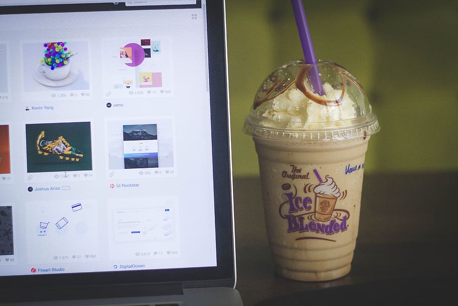 Laptop, Apfel, MacBook, Computer, Browser, Forschung, Studie, Schule, Geschäft, Arbeit, Schreibtisch, Getränk, Essen und Trinken, Lebensmittel, Strohhalm, Erfrischung, Stroh, Wegwerf, Milchprodukt, Wegwerfbecher, Haushaltsausstattung, drinnen, Milch, kaltes Getränk, keine Leute, gefroren, Trinkglas, Text, Glas, Kommunikation, 5K