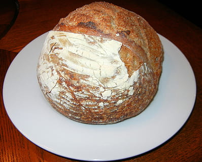 pa de massa amarga, rústic, al forn, multi gra, placa, menjar, menjar i beguda, a l'interior, frescor, taula, natura morta, pa, llest per menjar, primer pla, vista d’angle alt, cap gent, material de fusta, benestar, marró, alimentació saludable, llesca de pa, mida de la porció, directament a sobre, menjar francès, pa marró, temptació, 2K, CC0, domini públic, lliure de regalies