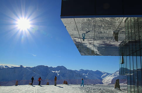 gente, en pie, edificio de cristal frente, Alpes, Dom, rayo de sol, rayos, paisaje, reflexiones, alpino, montañas, nieve, montaña, arquitectura, edificio, fachada, espejo, reflejo, vaso, ventana, reflexión, ligero, frente de vidrio, moderno, Sölden, área de esquí, vacaciones de esquí, Gaislachkogl, skjfahrer, cumbre, panorama, invierno, Deportes de invierno, cordillera, luz del sol, temperatura fría, cielo, naturaleza, día, belleza en la naturaleza, actividad de ocio, grupo de personas, Montaña cubierta de nieve, ambiente, paisajes - naturaleza, gente real, destello de lente, al aire libre, 4K, CC0, dominio público, libre de derechos
