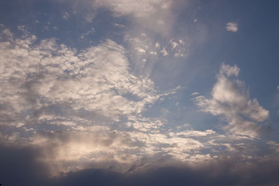blau, cel, núvols, sol de tarda, skyformation, núvol - cel, bellesa a la natura, naturalesa, escenics - natura, tranquil·litat, cap gent, fons, vista d’angle baix, cloudscape, a l'aire lliure, llum solar, escena tranquil·la, dia, idíl·lic, medi ambient, cel dramàtic, Color blanc, vent, meteorologia, clima, 4K