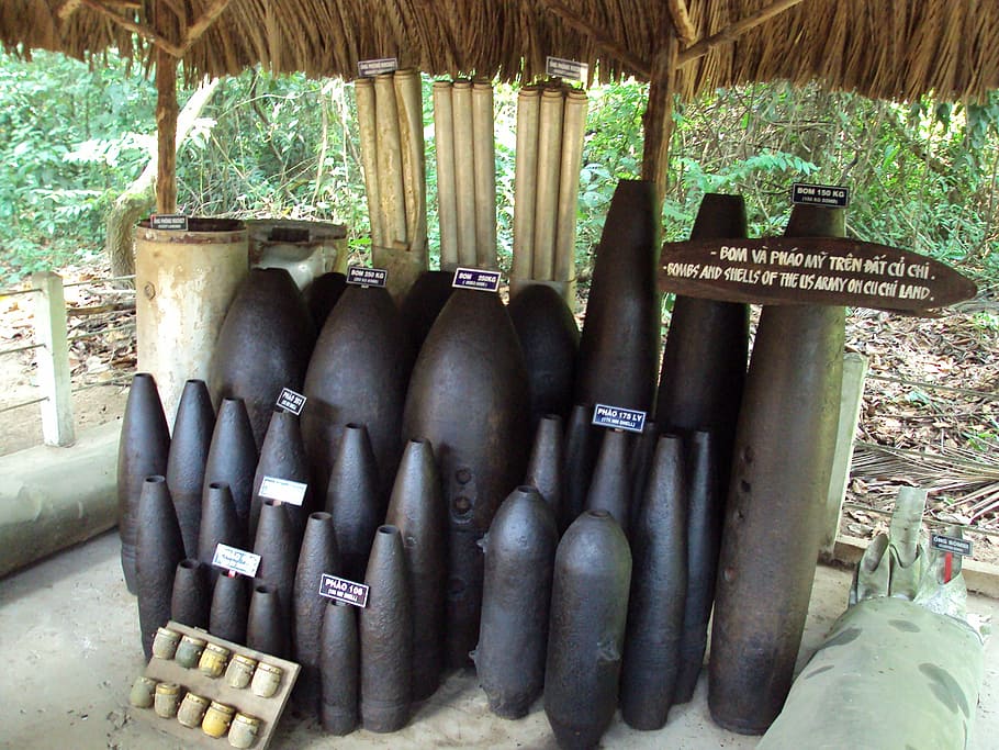 bombes, viet nam, guerra, cap gent, dia, text, comunicació, gran grup d'objectes, a l'aire lliure, arranjament, en fila, material de fusta, naturalesa, contenidor, abundància, arquitectura, planta, natura morta, guió occidental, signe, magatzem, estructura construïda, 2K