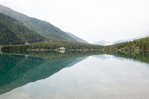 llac, duplicació, reflexió, humor, muntanyes, Tirol del sud, alpí, llac antholz, naturalesa, aigua, paisatge, escenics, bosc, a l'aire lliure, arbre, estiu, muntanya, color verd, cel, bellesa a la natura, escena tranquil·la, blau, cap gent, Serra, imatge en color, dia, aigua estancada, tranquil·litat, escenics - natura, escena no urbana, davant del mar, simetria, idíl·lic, planta, llac de reflexió, 5K, CC0, domini públic, lliure de regalies
