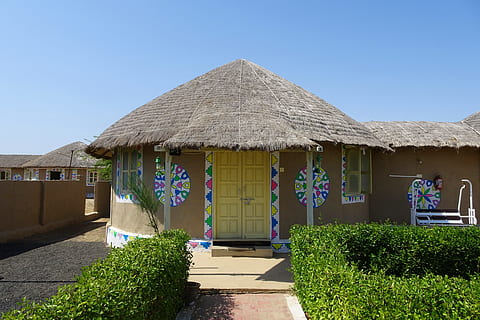 bhunga, chata, oběžník, válcový, bláto, kštice, tradiční, motiv, střecha, došková, kuželovitý, architektura, venkovský, vesnice, Dům, chalupa, ekologie, obytný, bydlení, poušť, kutch, rann kutch, grk, gujarat, Indie, stavba, budova, exteriér budovy, Příroda, rezidenční čtvrti, slunečního světla, Došková střecha, den, čisté nebe, rostlina, nebe, modrý, slunný, nikdo, vchod, venku, živý plot, 4K, CC0, veřejná doména, bez autorských práv