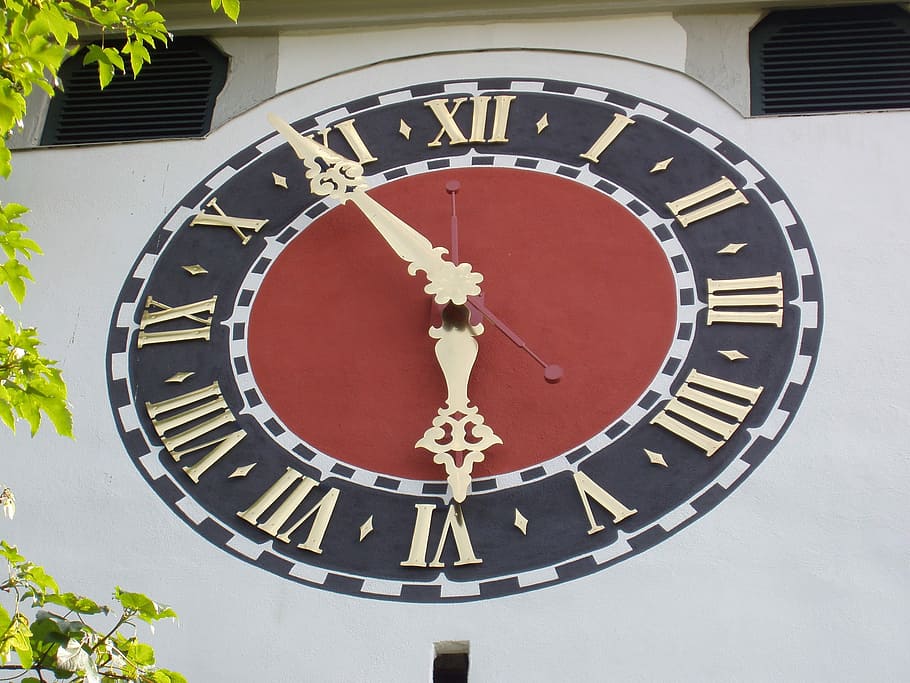 Uhr, Kirchturm, Kirche, Kirchturm, Kirchenuhr, Glockenturm, Sport, Ziffernblatt, Zeit, keine Leute, römische Ziffer, die Architektur, gebaute Struktur, römisch, Kreis, gestalten, Geometrische Figur, Gebäudehülle, Minutenzeiger, Muster, Flachwinkelansicht, Instrument der Zeit, Design, Gebäude, Tag, Nahansicht, Wanduhr, 2K