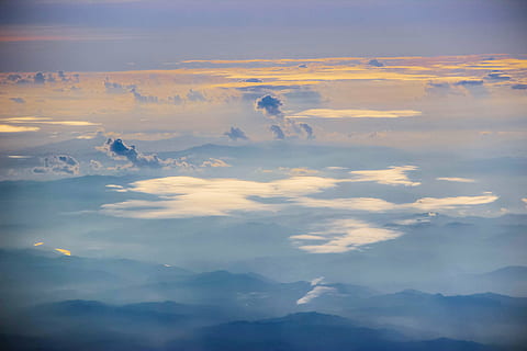 moln på världen, himmel, moln, molnvy, blå, vit, fluffig, vackert landskap, lugn, atmosfär, natur, scenics, skönhet i naturen, moln - himmel, lugn plats, solnedgång, utomhus, inget folk, scenics - natur, idyllisk, berg, clouds, flygande, dramatisk himmel, i luften, miljö, bergskedja, flygperspektiv, orange färg, 2K, CC0, offentligt domän, royaltyfria