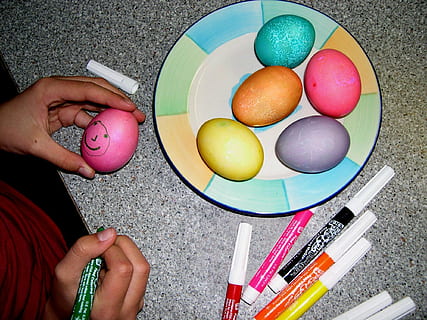 ous, Pasqua, ous de Pasqua, decorat, de colors, pintat, colorit, color, colors, brillant, tints, creativitat, mà humana, ou, multicolor, part del cos humà, mà, celebració, menjar, una persona, menjar i beguda, ou de Pasqua, vista d’angle alt, persones reals, art i artesania, part del cos, festa, dit, 1080P, CC0, domini públic, lliure de regalies