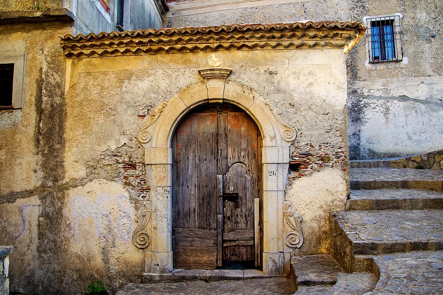 marró, fusta, porta, tancat, durant el dia, temps, final, vell, casa antica, paret, scalea, calabria, Itàlia, arquitectura, decadència, barri antic, poble, antigues muralles, cases antigues, entrada, exterior de l'edifici, estructura construïda, arc, edifici, història, el passat, cap gent, dia, a l'aire lliure, ciutat, protecció, destinacions de viatge, turisme, resistent, 2K