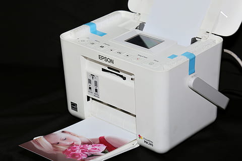 alb, imprimanta foto EPSON, imprimantă, studio, tipărire, imprimanta foto, în interior, sănătate și medicină, mașini, oameni, echipament, Fundal negru, natură, tehnologie, ştiinţă, laborator, culoarea roz, spital, partea corpului uman, a închide, adult, experiment științific, ocupaţie, studio shot, echipamente de uz casnic, curat, 5K, CC0, domeniu public, fără drepturi de autor