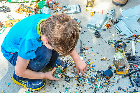 niño, vistiendo, azul, camisa, pantalones vaqueros, jugando, suelo, construir, tecnología, imaginación, creatividad, infancia, vista de alto ángulo, hombres, una persona, machos, descendencia, muchachos, mirando abajo, adentro, directamente arriba, ropa casual, longitud total, sentado, actividad de ocio, reparando, concentración, inocencia, 5K, CC0, dominio público, libre de derechos