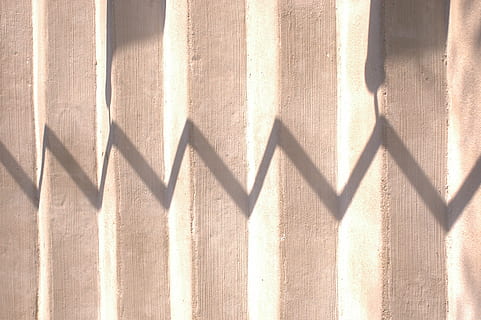 schody, cikcak, světlo, textura, stín, vzor, slunečního světla, nikdo, pozadí, celý rám, den, architektura, stavba, texturou, Příroda, kov, plot, nástěnný prvek, bariéra, bezpečnostní, hranice, venku, dřevo - materiál, bílá barva, zaměřit se na stín, 2K, CC0, veřejná doména, bez autorských práv