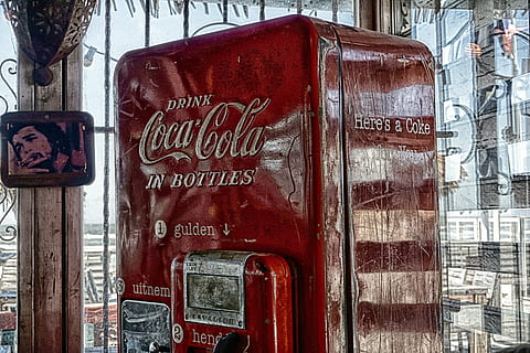 cola, coca cola, automatisk, logo, drikke, limonade, mærke, koks, rød, sød, tørst, varemærker, gammel, sommer, reklame tegn, forfriskning, reklame, reklame schild, tekst, meddelelse, vestlige script, ingen mennesker, dag, træ - materiale, graffiti, manuskript, tæt på, udendørs, ikke-vestlige script, arkitektur, Information, skilt, forvitret, metal, vejledning, dør, besked, 5K, CC0, offentligt domæne, royaltyfrie