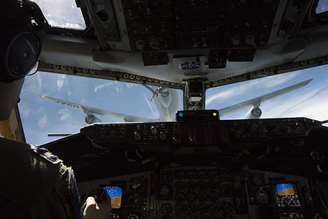 Cockpit, Avionik, Flug, Ladung, Flugzeug, Luftfahrt, Transport, panel, Steuerung, Pilot, Instrument, Technologie, Navigation, Reise, Kabine, Höhe, Luft, Verkehrsflugzeug, Instrumententafel, Anzeige, fliegend, Luft- und Raumfahrt, Luftfahrzeug, Transportmittel, Fahrzeuginnenraum, Rückansicht, Himmel, Tag, Windschutzscheibe, Schalttafel, Glas - Material, Militär-, Menschen, draußen, Natur, Luft-und Raumfahrtindustrie, Uniform, 5K, CC0, gemeinfrei, lizenzfrei