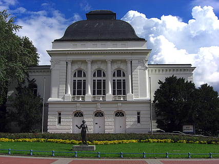 rendsburg, Alemanya, núvols, estàtua, cel, escultura, teatre, edifici, referència, històric, herba, arbres, arquitectura, fora, exterior de l'edifici, a l'aire lliure, arquitectura i edificis, estructura construïda, història, núvol - cel, planta, arbre, naturalesa, dia, persones incidentals, façana, columna arquitectònica, homes, persones reals, gent, govern, palau de justícia, 2K, CC0, domini públic, lliure de regalies