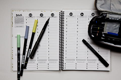 taccuino, cinque, assortito, penne, bianca, superficie, progettista, Aperto, settimanalmente, diffusione, Tombow, girato in studio, nessuno, in casa, avvicinamento, giorno, penna, carta, direttamente sopra, comunicazione, tavolo, natura morta, tecnologia, quaderno a spirale, bloc notes, libro, pubblicazione, strumento di scrittura, vista dall'alto, formazione scolastica, attività commerciale, tecnologia wireless, 5K, CC0, dominio pubblico, privo di copyright