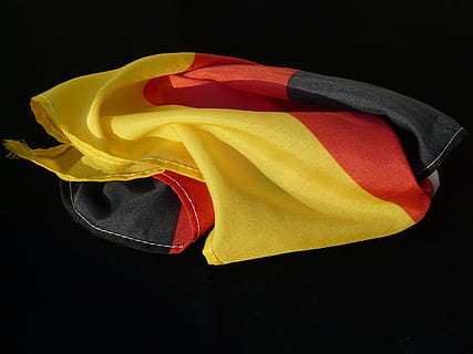 bandiera, Germania, nero, rosso, oro, sgualcito, nero, rosso, oro, oro rosso nero, tessuto, patriottismo, giallo, colore nero, multicolore, fiamma, sfondo nero, girato in studio, nessuno, sport, tessile, in casa, singolo oggetto, ritagliare, calcio, sport di squadra, avvicinamento, movimento, 2K, CC0, dominio pubblico, privo di copyright