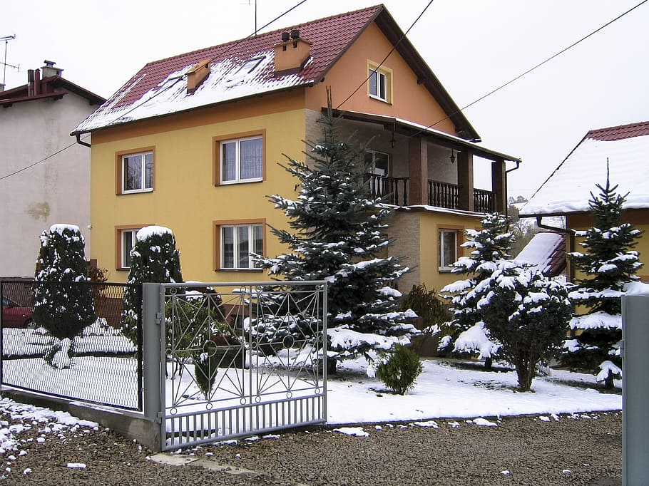 hus, sne, gul, Tyskland, frost, arkitektur, husfolk, fredelig, tag, kold, facade, vinter, is, bygget struktur, bygning udvendig, bygning, kold temperatur, dag, boligområde, ingen mennesker, natur, udendørs, plante, træ, vindue, himmel, rækværk, hegn, 1080P