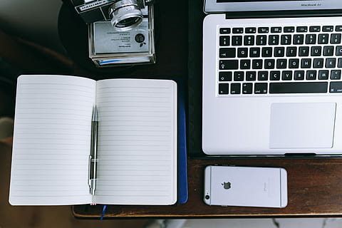 espacio de trabajo, Cartas de negocios, cuadernos, elegante, macbook, iphone, copia espacio, copyspace, lugar de trabajo, computadora, macbook de manzana, teléfono, móvil, trabajo, escritorio, escritorio de madera, cuaderno, Moleskine, cuaderno vacío, ordenador portátil, bolígrafo, cuaderno abierto, iphone roto, tecnología, negocio, oficina, teclado, equipo, mesa, nadie, tecnología inalámbrica, adentro, conexión, comunicación, libro, publicación, dispositivo de información portátil, vista de alto ángulo, naturaleza muerta, equipo de computadora, de cerca, blanco, 4K