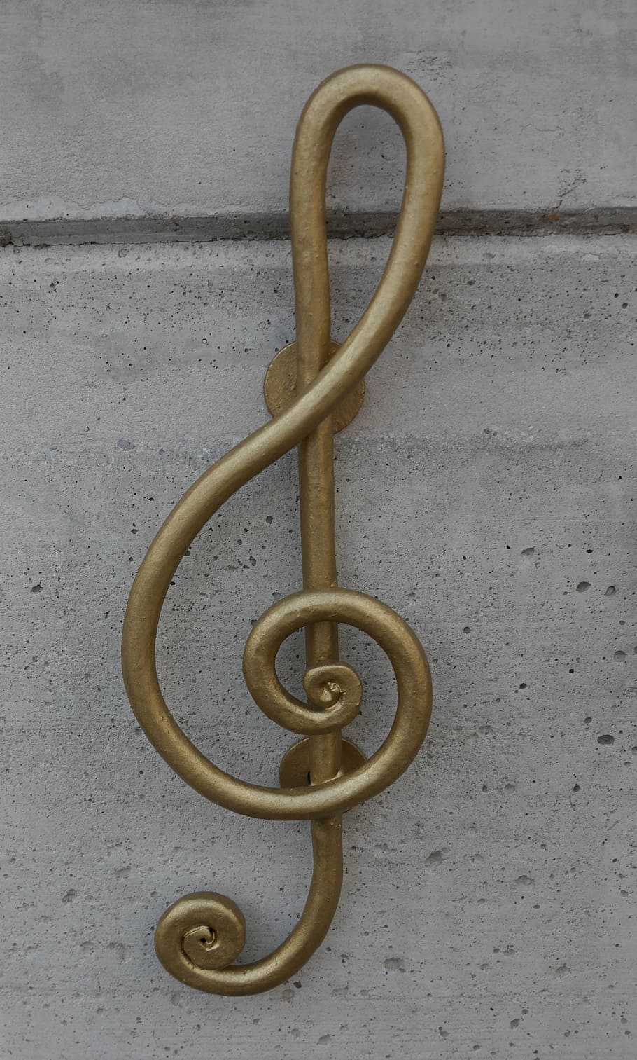 Notenschlüssel, Hinweis, Musik, Personal, Musik-, Mitarbeiter, keine Leute, Kurve, Nahansicht, weißer Hintergrund, Tag, draußen, Metall, Wandbau - Funktion, gestalten, drinnen, High Angle View, Design, Nummer, einzelnes Objekt, Liebe, Geometrische Figur, in einer Reihe, Studioaufnahme, Kreis, Verbindung, grau, 2K