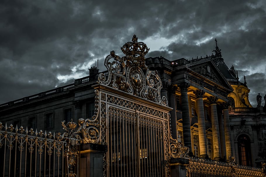 versailles mareridt, grå, beton, bygning, metalport, dramatisk, Port, udsmykkede port, udsmykket arkitektur, arkitektur, slot, sky - himmel, himmel, bygning udvendig, bygget struktur, lav vinkel visning, by, rejsemål, natur, regering, ingen mennesker, skulptur, udendørs, fortiden, historie, belyst, storm, rejse, udsmykkede, 5K