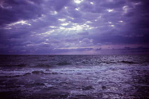 sinar matahari, awan, gelombang, tubuh, air, hari, waktu, ungu, langit, badai, samudra, laut, ombak, horison, alam, awan - langit, pemandangan, cakrawala di atas air, adegan yang tenang, langit yang dramatis, keindahan di alam, scenics - alam, gerakan, ketenangan, mendung, tidak ada orang, pantai, olahraga Air, pemandangan laut, di luar rumah, angin, kekuatan di alam, 5K, CC0, domain publik, bebas royalti